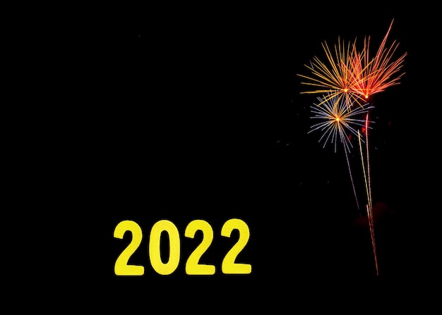 Новогодняя открытка на 2022 год с золотыми цифрами на фоне фейерверков.