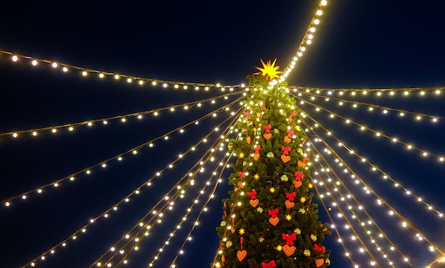 Photo new years celebration new years fair in the city christmas tree decorated with lights