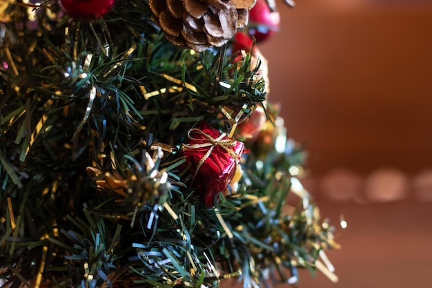 Photo new years decorations on green spruce branches