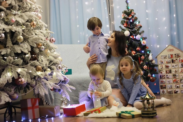 Capodanno la casa è addobbata per l'albero di natale delle feste con una ghirlanda e una famiglia con regali e una sorpresa