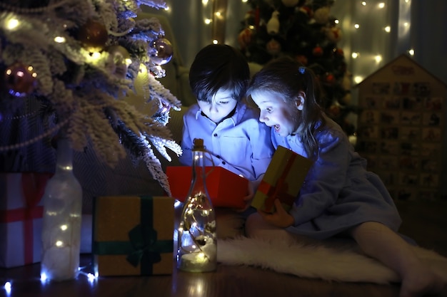 Capodanno la casa è addobbata per le feste albero di natale elegantemente vestito