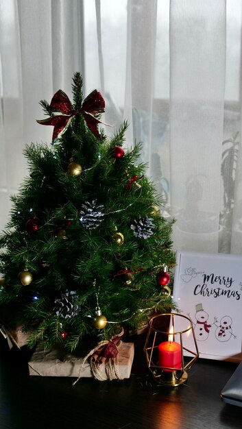 Фото Новогодний праздник рождественский канун дома с елкой свечи открытки раздаточные подарки