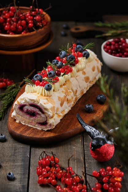 New years meringue roll met aardbeien bosbessen frambozen en veenbessen