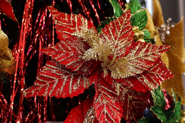 Photo new years toy christmas star on a decorated christmas tree closeup