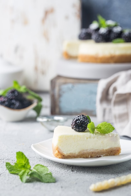 New York cheesecake of klassieke cheesecake met verse bessen op grijze steen