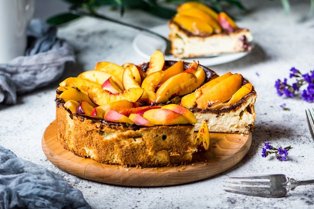 Photo new york cheesecake with peaches. mascarpone cheesecake. healthy food. dessert with fruits. summer cake. still life of food. piece of cake.