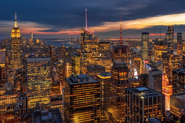 Городской пейзаж Нью-Йорка в нижнем Манхэттене в сумерках
