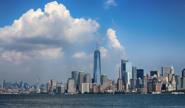 Vista aerea di new york city manhattan da liberty island