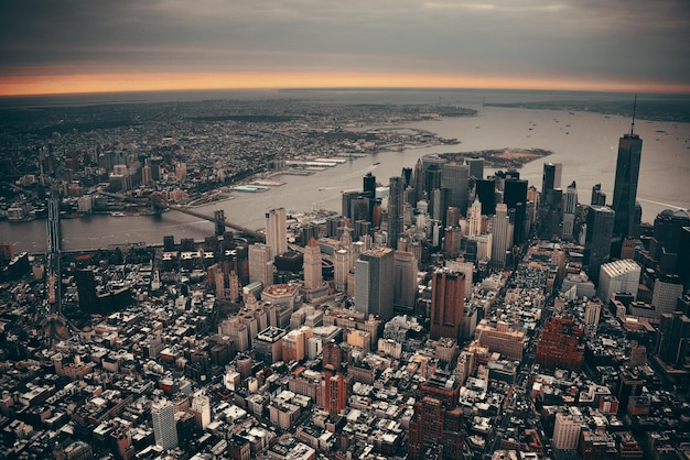 New York City Manhattan downtown luchtfoto met bruggen