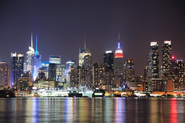 Orizzonte del centro di manhattan di new york city alla notte