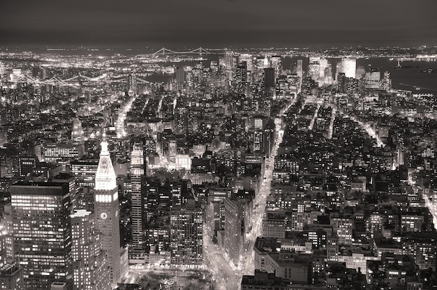 New York City Manhattan skyline luchtfoto in de schemering zwart-wit