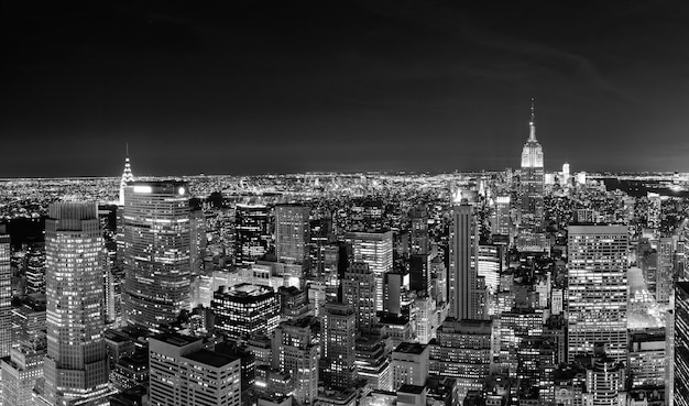 Горизонт Нью-Йорка Манхэттена ночью