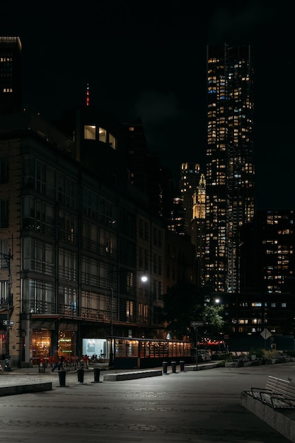 Foto paesaggio notturno di new york con grattacieli luminosi e strade vuote