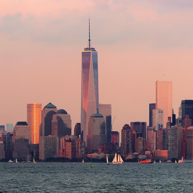 New york city - 20 settembre: one world trade center a manhattan downtown il 20 settembre 2013 a new york city. è il quarto edificio più alto del mondo.