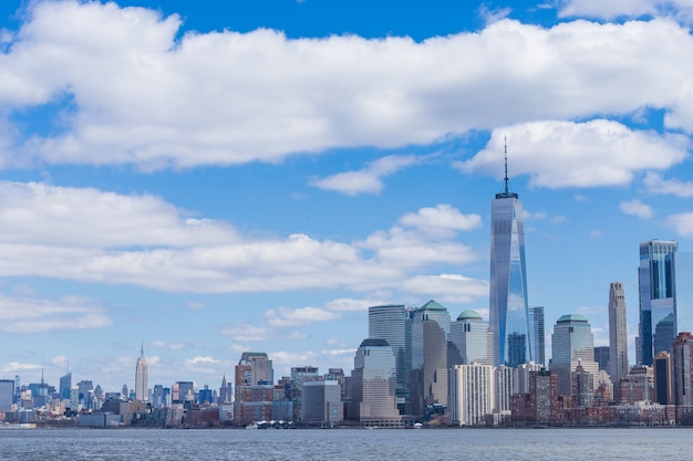 Foto new york city skyline manhattan centrum met one world trade center en wolkenkrabbers usa