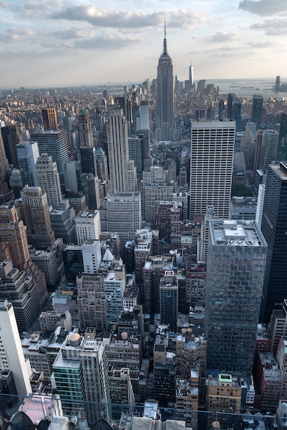 New York City skyline met stedelijke wolkenkrabbers bij zonsondergang, Verenigde Staten.