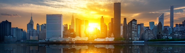 New York City skyline met stedelijke wolkenkrabbers bij zonsondergang, Verenigde Staten.