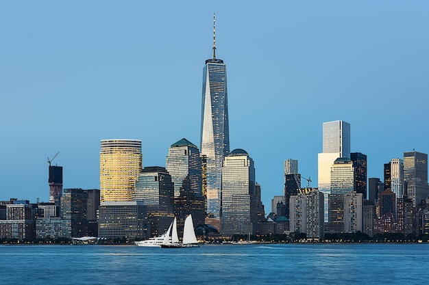 Foto new york city skyline met stedelijke wolkenkrabbers bij zonsondergang, verenigde staten.