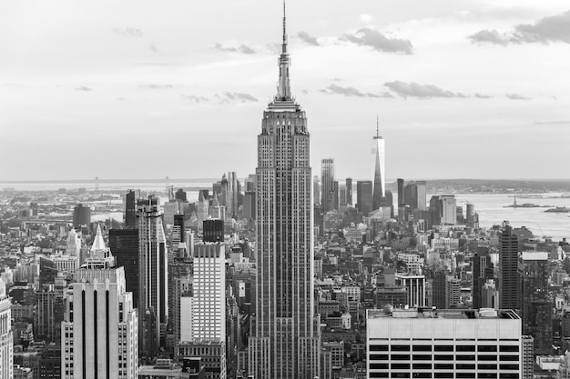 엠파이어 스테이트 빌딩 흑백 사진이 있는 뉴욕시의 스카이라인