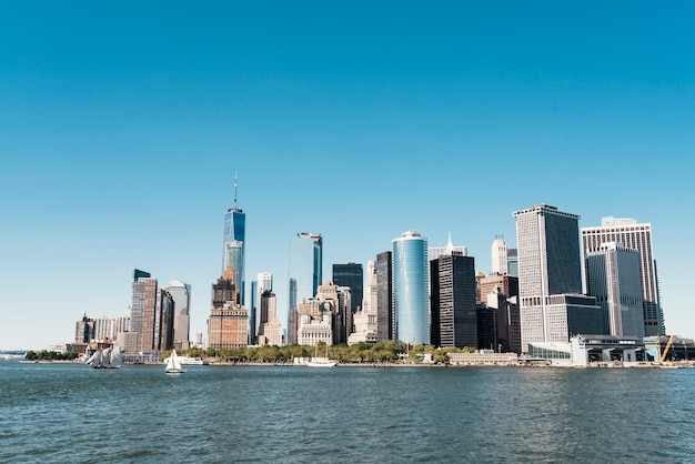 Foto skyline di new york city con grattacieli urbani