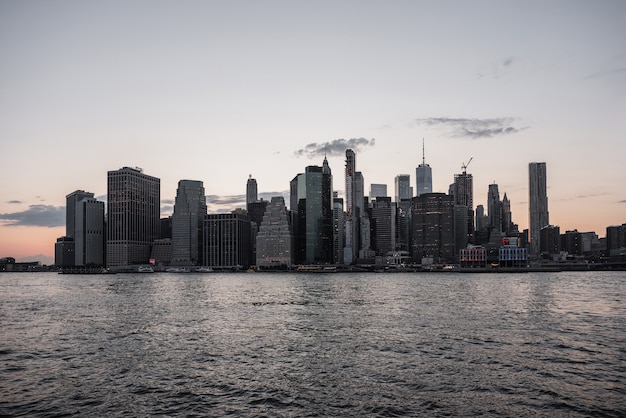 Orizzonte di New York City con acqua