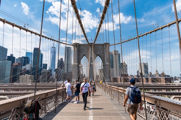 New York City USA 12 mei 2023 Brooklyn Bridge weg naar Manhattan met mensen in het centrum