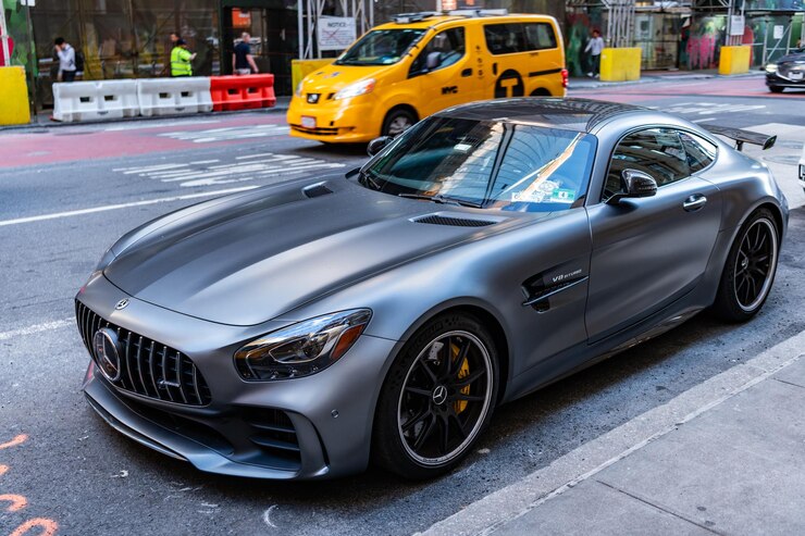 뉴욕시, 미국 2023년 8월 9일 메르세데스 벤츠 AMG GT 2018 회색 스포츠카 코너 뷰