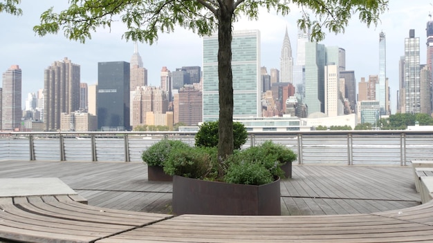 New York City waterfront skyline Manhattan Midtown rivierfront wolkenkrabbers stadsbeeld van Queens