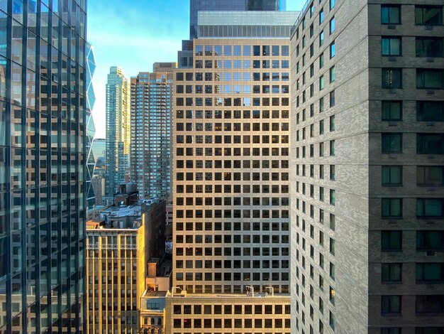 Photo new york cityscape during the day up close of towering buildings