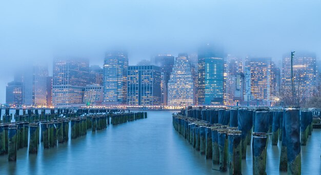 Фото Нью-йоркский городской пейзаж в туманный вечер
