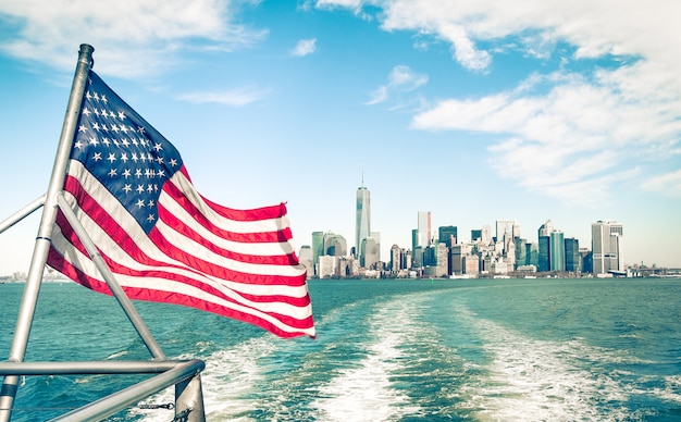 New York en Manhattan skyline van Hudson rivier met Amerikaanse vlag