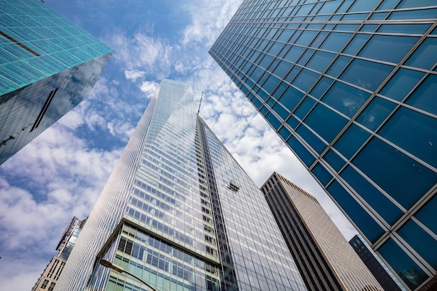 New York Manhattan Hoge gebouwen bekijken van onderen tegen de blauwe hemelachtergrond