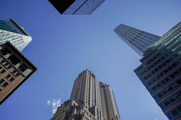 晴れた晴れた日にニューヨークのマンハッタンの高層ビルが通りから建物の頂上まで見える