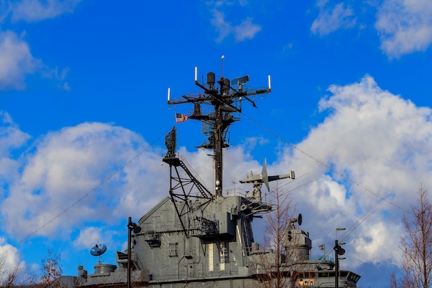 Foto new york, ny - 10 juli: vliegdekschip uss intrepid vocht vandaag intrepid ligt aan de hudson river