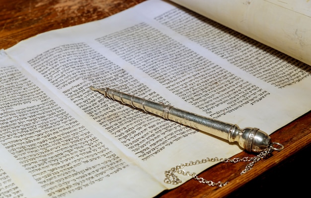 写真 ニューヨークのニューヨーク2019年3月。古いスクロール本の手紙の間に、ヘブライ・トーラーのシナゴーグユダヤ教の祝日