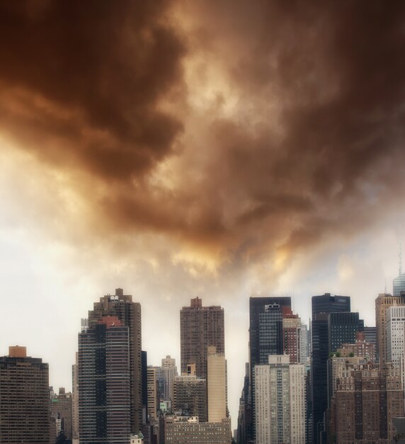 New York. Prachtige skyline van Manhattan bij zonsondergang met belangrijke bezienswaardigheden.