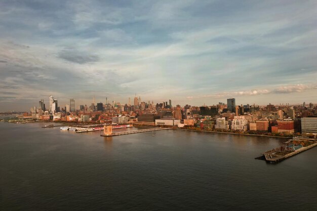 Photo new york skyline from drone new york manhattan over the hudson river new york cityscape aerial view