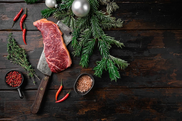 New-York steak met een kerstboom set, op oude donkere houten tafel achtergrond, bovenaanzicht plat lag, met kopieerruimte voor tekst
