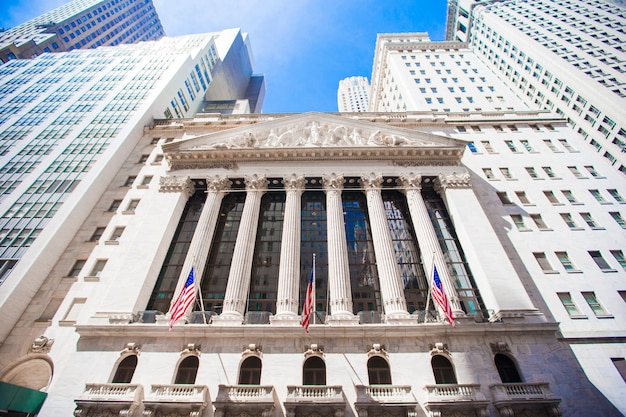 Foto new york stock exchange in het financiële district van manhattan. uitzicht op het gebouw aan de hemel