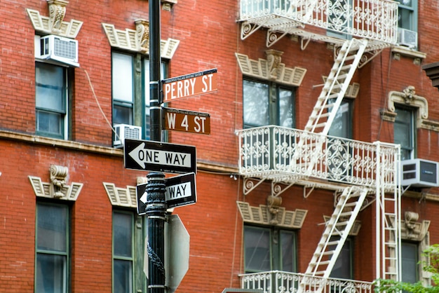 Foto segnali stradali di new york con le scale