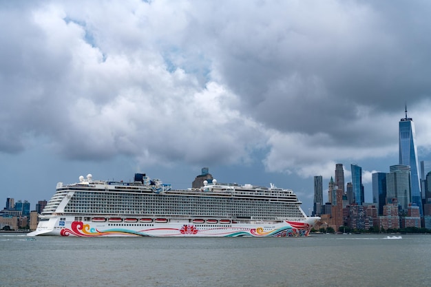 New York USA 11 juli 2023 Cruiseschip Norwegian Joy Sailing naast Manhattan in New York Skyline van New York Manhattan cruisen op de Hudson River cruiseschip NCL