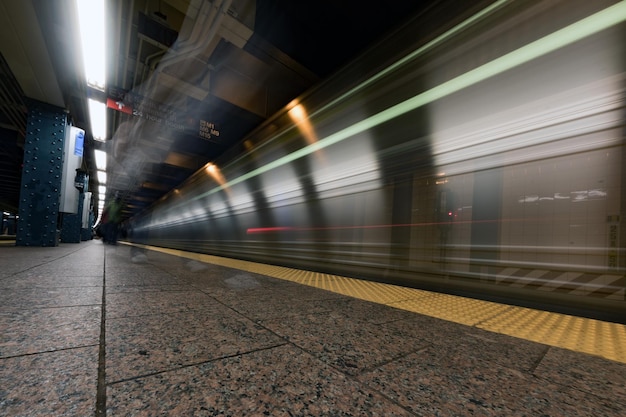 НЬЮ-ЙОРК - США - 13 июня 2015 года - поезд проходит на станции метро Нью-Йорка