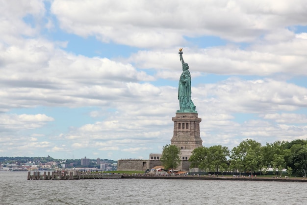 New York USA 15 juni 2018 Het Vrijheidsbeeld kijkt van opzij is een Amerikaans monument dat beroemd is in New York USA