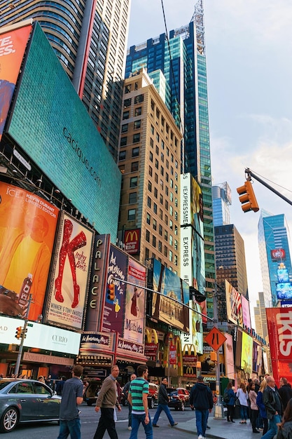 New york, usa - 26 aprile 2015: pedoni a times square sulla 7th avenue e broadway. grattacieli nel centro di manhattan a new york, stati uniti. è uno snodo commerciale tra broadway e la 7th avenue.