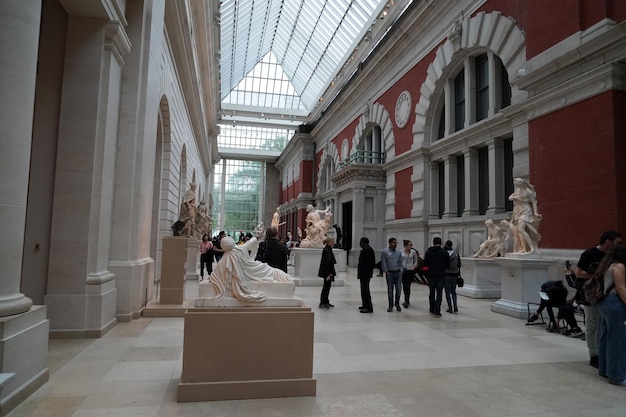 Foto new york, usa - 27 maggio 2018 - visitatori al met metropolitan museum of arts