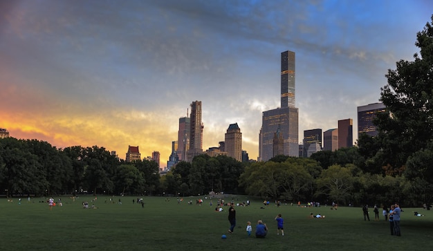 New York, Verenigde Staten - 17 Sep 2017: Avond in New Yorks Central Park. De mensen rusten in het Centrale park van NYC. Central Park is een stadspark in Manhattan tussen Upper West Side en Upper East Side