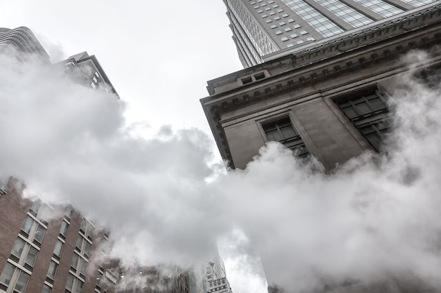 NEW YORK, Verenigde Staten - 3 mei 2016: Manhattan straatbeeld. Wolk van damp uit de metro in de straten van Manhattan in NYC. Typisch uitzicht op Manhattan