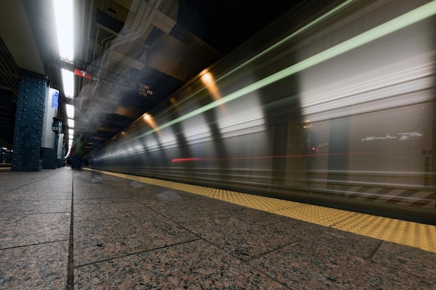 NEW YORK - VS - 13 JUNI 2015 - trein die in het metrostation van New York passeert