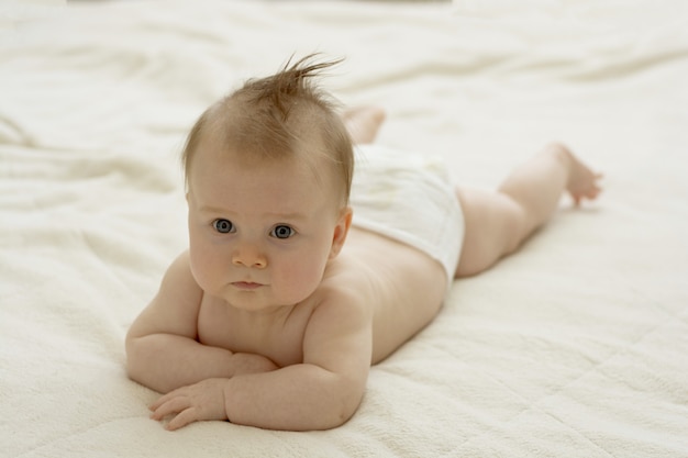 おなかの新生児4ヶ月歳の赤ちゃん。