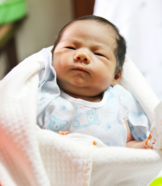 Новорожденная азиатская девочка